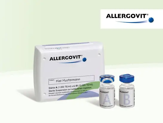Fachinformationen Allergovit Pollen Präparate Verpackung und zwei Fläschchen mit den Aufschriften „A“ und „B“ für Allergovit, eine subkutane Injektionslösung. Das Produkt wird auf einem hellen Hintergrund angezeigt, mit dem Allergovit-Logo in der oberen rechten Ecke.