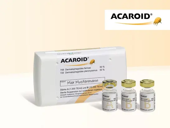 Fachinformationen ACAROID Hausstaubmilben Das Bild zeigt eine Packung und zwei kleine Ampullen mit Acaroid-Medikament vor einem hellen Hintergrund mit Farbverlauf. Die Packung enthält Text und ein Logo mit einer gelben Insektenillustration oben rechts.