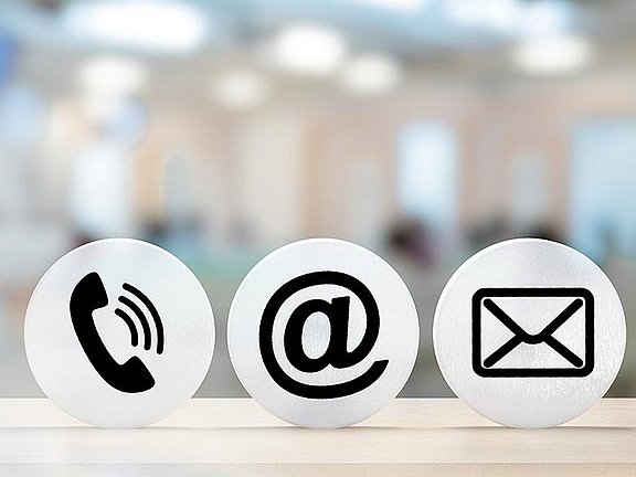 Ihr direkter Kontakt zu Allergopharma – für Fragen rund um Allergen-Immuntherapie & Allergiebehandlung Auf einem unscharfen Hintergrund werden drei Symbole angezeigt: ein Telefonhörer, ein At-Zeichen und ein Umschlag, die Kommunikationsmethoden darstellen.